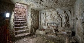 Arqueólogos encontraram uma tumba de 2 mil anos debaixo do quintal de uma casa e as paredes ainda mostravam um homem acompanhado por mulheres aladas
