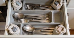 Como um simples giz de lousa pode evitar que seus talheres e dobradiças de móveis enferrujem?