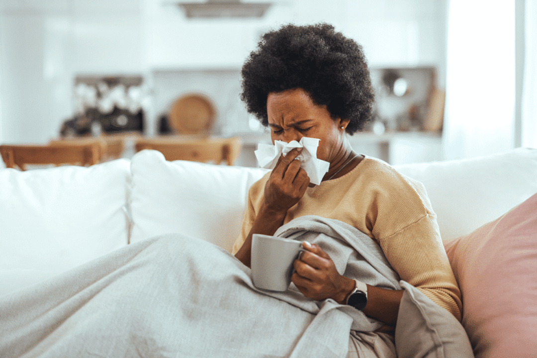 A privação de sono pode interferir no funcionamento do sistema imunológico e reduzir a capacidade de defesa do organismo (Imagem: Dragana Gordic | Shutterstock)