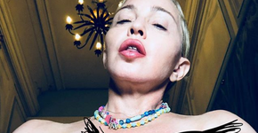 Madonna deixa mamilo a mostra no Instagram ao babar por bolsa