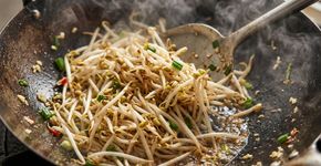 Comer brotos de feijão crus na salada parece uma escolha saudável, mas o calor e a umidade do cultivo favorecem a multiplicação de microrganismos: a Agência de Alimentos de Singapura recomenda que pessoas vulneráveis prefiram brotos cozidos.