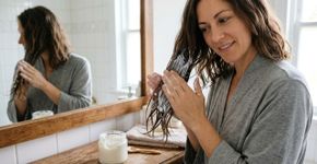 Os especialistas em cabelo concordam: “A máscara ou o óleo capilar deve ser aplicado com o cabelo seco para que seja melhor absorvido e tenha uma ação mais profunda.”