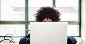Feiras virtuais gratuitas reúnem informações de centenas de cursos de 70 universidades brasileiras