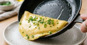 Os chefs franceses concordam: “Para que as omeletes fiquem perfeitas, é preciso adicionar uma colher de manteiga antes do queijo.”