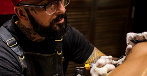 Outubro Rosa: Estúdios fazem tatuagem reparadora de mamas grátis