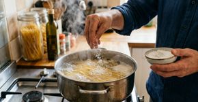 Salgar a água do macarrão antes de ferver: para que serve e por que é recomendado