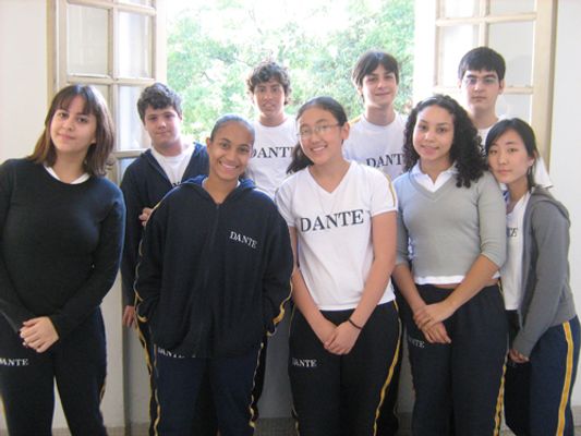 O grupo de alunos da oficina de cinema e da oficina de jornalismo