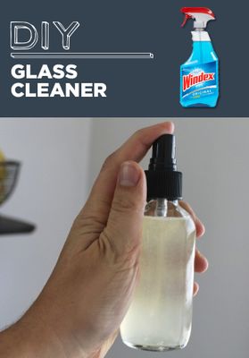  Limpador de vidros caseiro - Em um frasco de spray, misture 1 copo de álcool isopropílico, 1 copo de água e uma colher de sopa de vinagre branco.