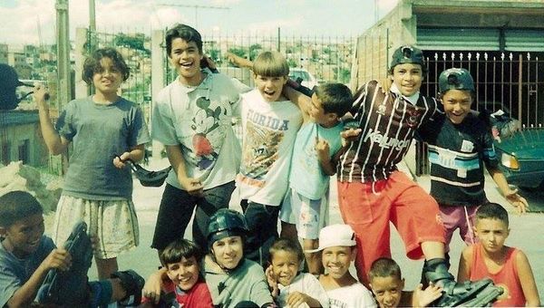 Djan (de camisa do Corinthians) quando começou a pixar, em 1996. (crédito: acervo pessoal Djan)