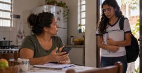 Mãe paga um curso para a filha durante meses, descobre que ela parou de frequentar as aulas e continuou saindo de casa no mesmo horário para não contar que tinha desistido