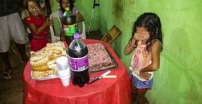 Menina ganha bolo de aniversário e agradece nas redes sociais