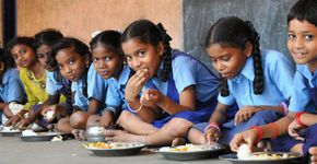 Indiano alimenta 1,2 milhões de crianças por dia