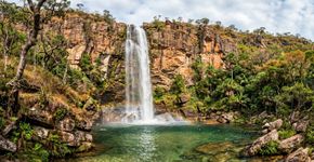 Uma cachoeira de 186 metros marca a primeira grande queda do rio São Francisco: o parque mineiro de Cerrado que protege nascentes de três bacias e reúne chapadões, vales e piscinas naturais