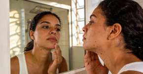 Será que você comete estes 5 erros diários que provocam a acne da idade adulta?