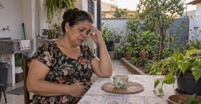 Mulher começou a tomar um chá feito com uma planta que crescia no próprio quintal porque uma vizinha dizia que “sempre usou”, mas parou de achar a receita inofensiva quando os mesmos sintomas começaram a aparecer todos os dias