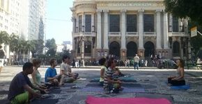 Yoga revolucionária no Ocupa Câmara Rio