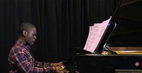 Autista de 17 anos ‘baixa músicas no cérebro’ e compõe sinfonias