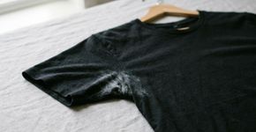Sua roupa preta está ficando esbranquiçada mesmo sem desbotar? O problema pode começar antes de ela entrar na máquina