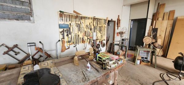 Visitantes podem conhecer a oficina e equipamentos usados na fabricação das violas