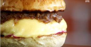 Aprenda como fazer um hambúrguer com geleia de bacon
