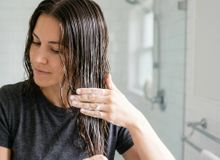 Featured side: Três cabeleireiros concordam: “O condicionador não é um complemento ao shampoo, é um grande aliado que nutre, protege e hidrata os cabelos.”