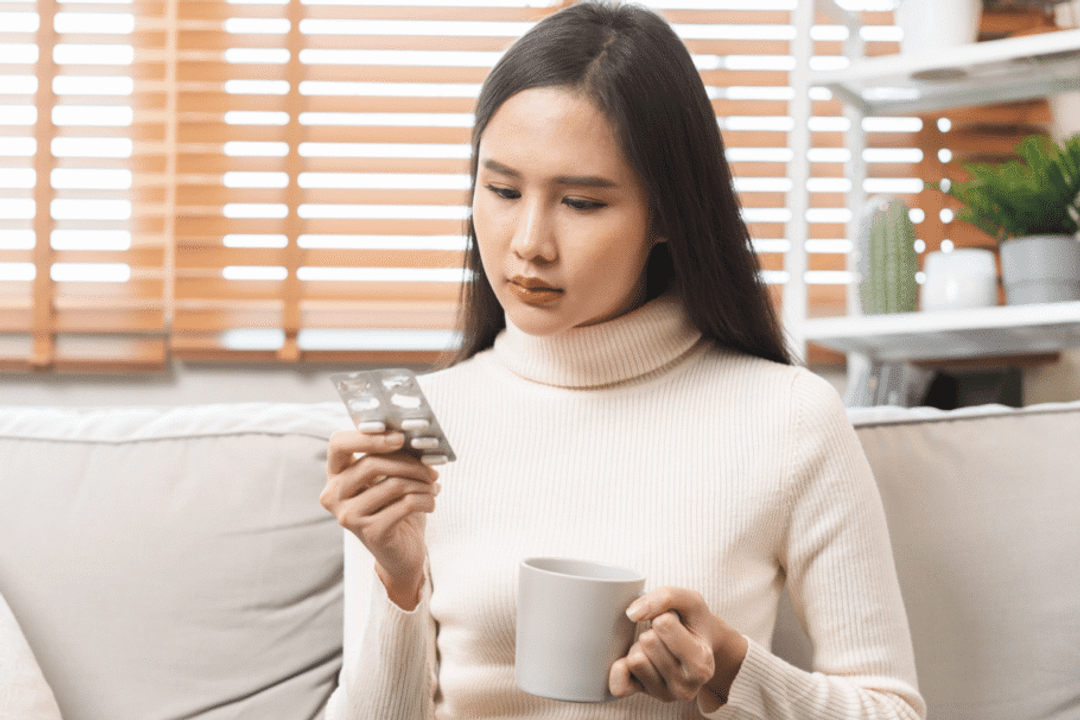 Café, leite e sucos podem interagir com determinados remédios (Imagem: Kmpzzz | Shutterstock)