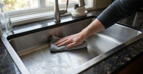 Truque caseiro de 1 minuto para deixar o inox da pia brilhando