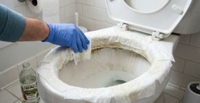 Não é água sanitária. Limpar o interior do vaso sanitário com ‘isso’ o mantém limpo por um mês