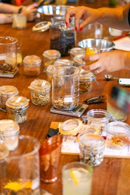 O BEG Experience dura cerca de 4 horas e transforma o visitante em uma espécie de mestre destilador por um dia. A experiência começa com um welcome drink e inclui tour pela destilaria, degustação acompanhada pelo Master Distiller e explicações sobre o processo de destilação. Depois, cada participante escolhe seus próprios botânicos e produz uma garrafa exclusiva de gin em um mini alambique de cobre