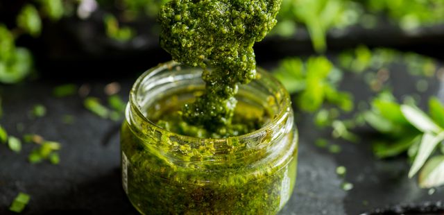 O segredo dos chefs revelado neste molho pesto que transforma qualquer prato
