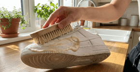 Por que passar pasta de dente com açúcar no solado do tênis branco tira aquele encardido que dá a impressão de calçado velho