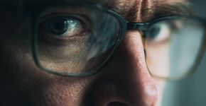 O poder secreto de quem usa óculos na comunicação não verbal