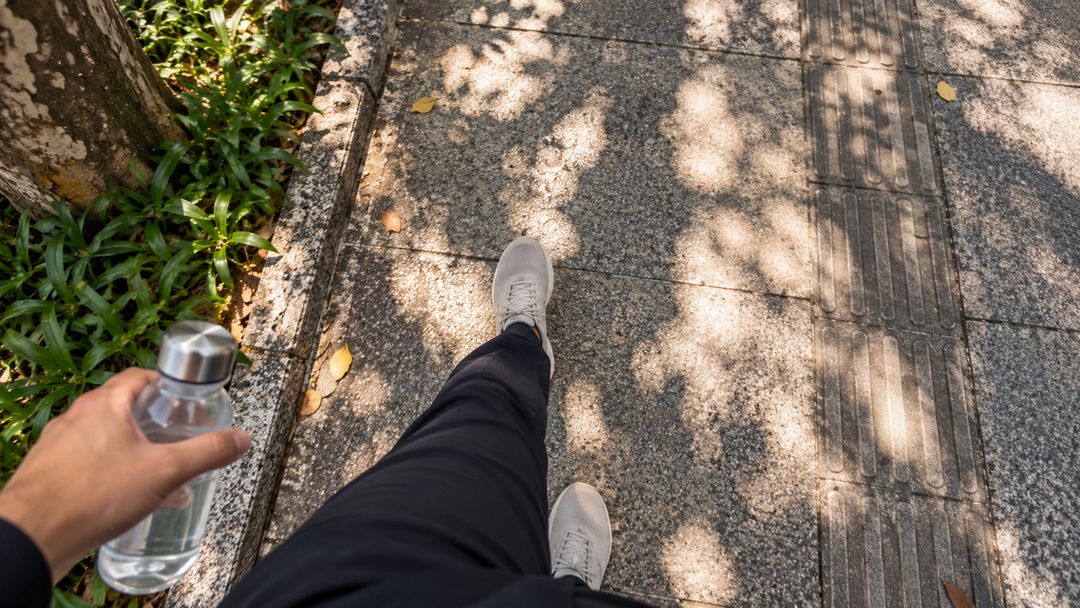 Pequenas caminhadas podem acrescentar movimento à rotina de trabalho.