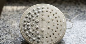 Uma forma super rápida de remover o acúmulo de calcário do chuveiro