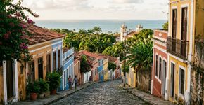 Vinte igrejas barrocas, conventos, jardins e casarões coloridos espalhados por colinas diante do Atlântico: a cidade pernambucana ligada ao ciclo do açúcar que preserva grande parte de seu traçado urbano do século XVIII