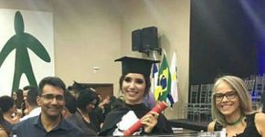 Pais levam faixa inusitada para formatura da filha