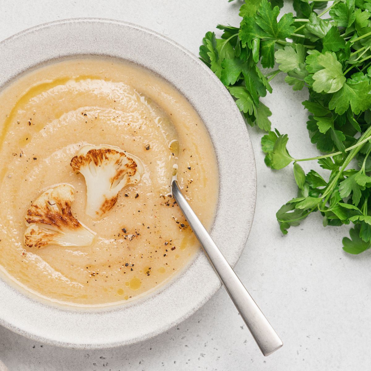 Essa sopa detox de couve-flor com gengibre e leite de coco vai aquecer o seu inverno com saúde