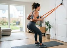 Featured side: O treino com elásticos conquista academias e lares; será que a resistência da faixa é suficiente para ganhar músculo?
