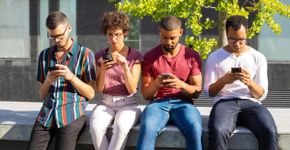 Tech neck: entenda como o uso excessivo de celular afeta a postura