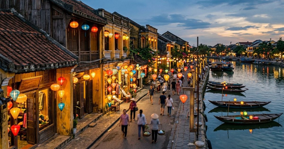 Às margens do rio Thu Bon, perto de sua chegada ao mar, casas e ruas preservam a memória de um porto que negociou com boa parte da Ásia entre os séculos XV e XIX: a cidade vietnamita moldada por influências chinesas, japonesas e europeias