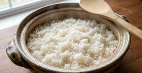 Por que lavar o arroz em água fria até a água ficar transparente antes de cozinhar: uma etapa que evita o empedramento e garante os grãos sempre soltinhos