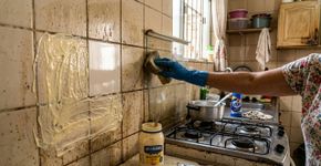 Passe maionese nos azulejos com gordura da cozinha: um truque que até quem entende de limpeza não sabia