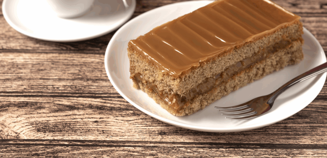 Bolo de churros de frigideira com recheio e calda de doce de leite