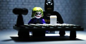 Designer coloca heróis de LEGO em ação