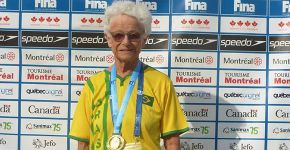 Aos 90 anos, nadadora coleciona medalhas de ouro