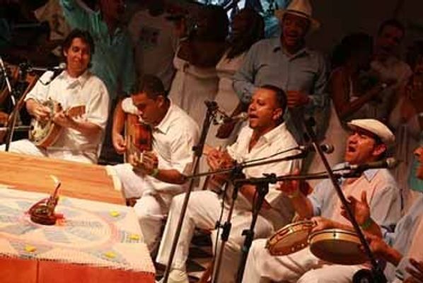 Grupo toca samba até a vela apagar