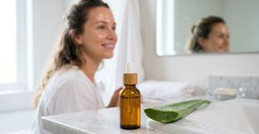 Como preparar um sérum facial com babosa e mel para clarear manchas escuras e manter a pele hidratada