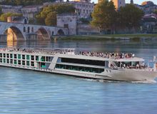 Featured side: Emerald aposta em brasileiros com viagem inédita pela França