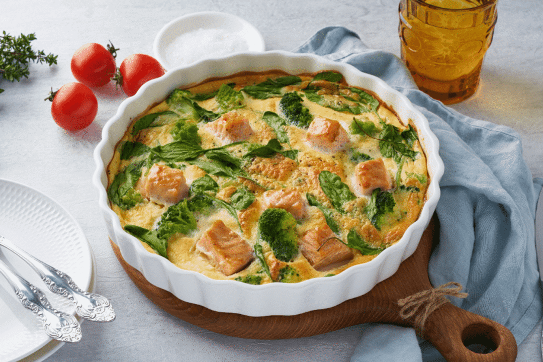 Omelete de forno com salmão, brócolis e espinafre (Imagem: Nata Bene | Shutterstock)