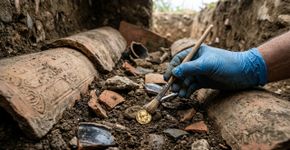 Arqueólogos abriram uma tumba na Sicília e encontraram ouro cunhado pouco antes de uma cidade inteira ser destruída